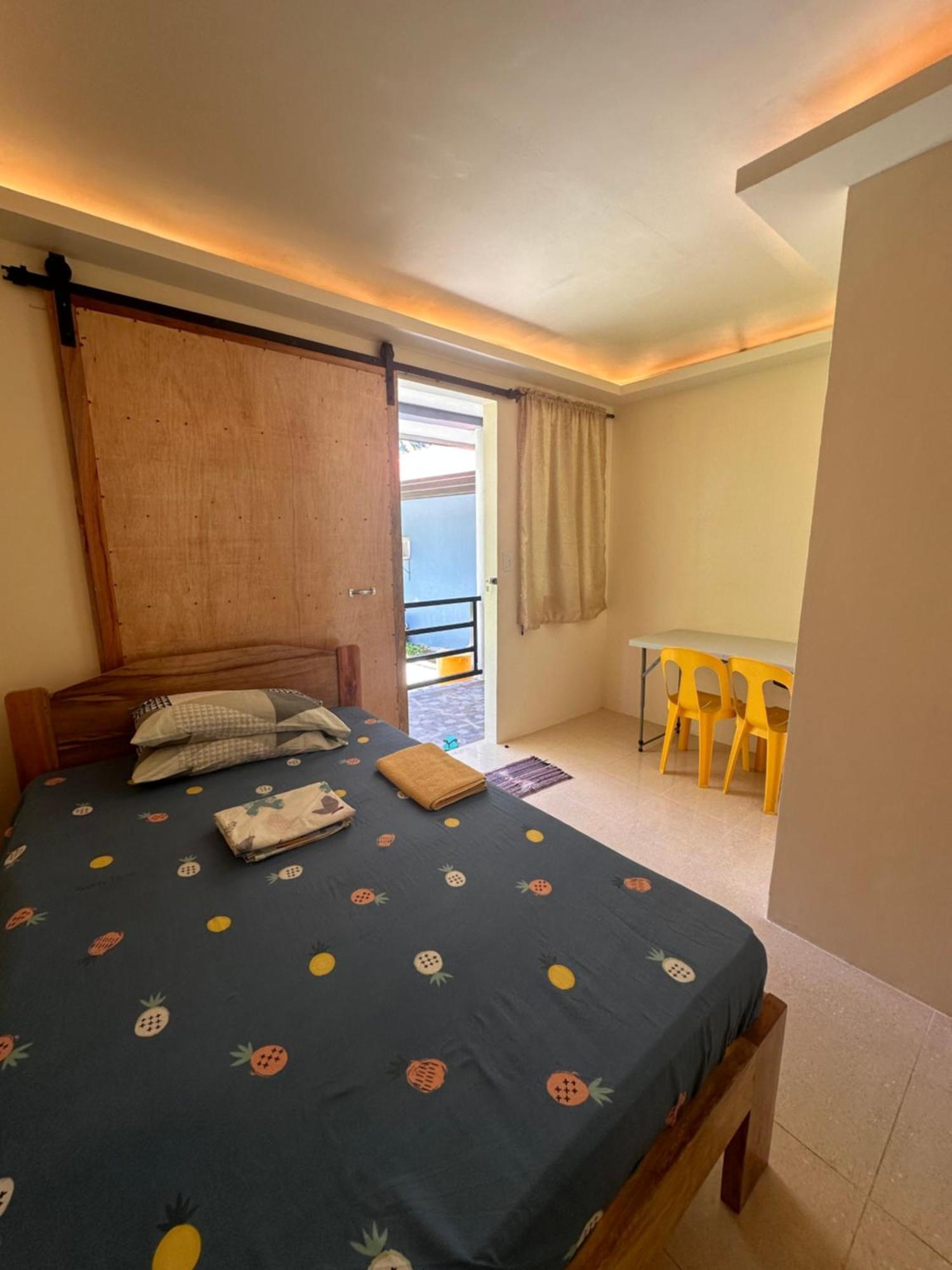 Cris & Mar Homestay Burgos  外观 照片