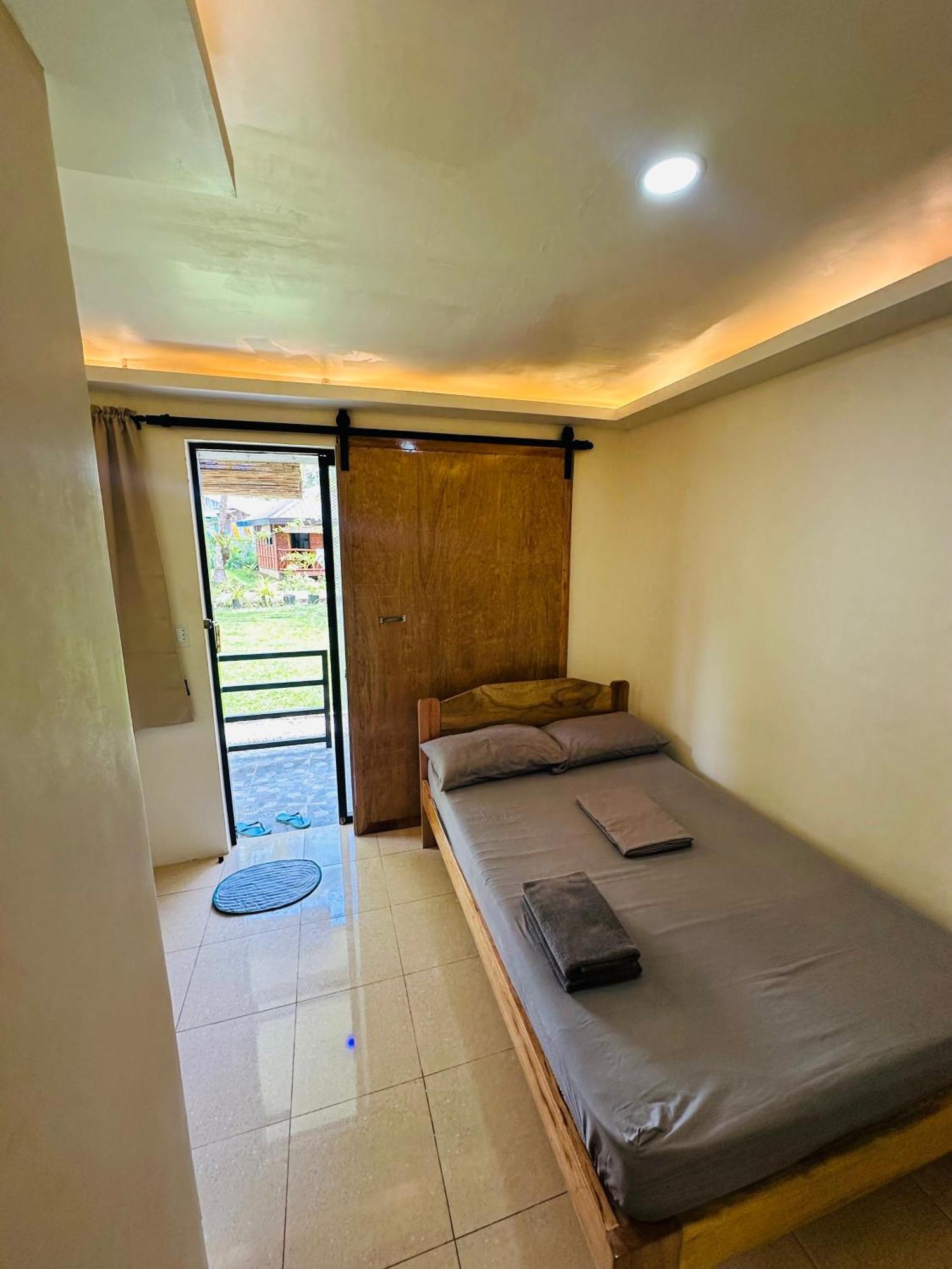 Cris & Mar Homestay Burgos  外观 照片